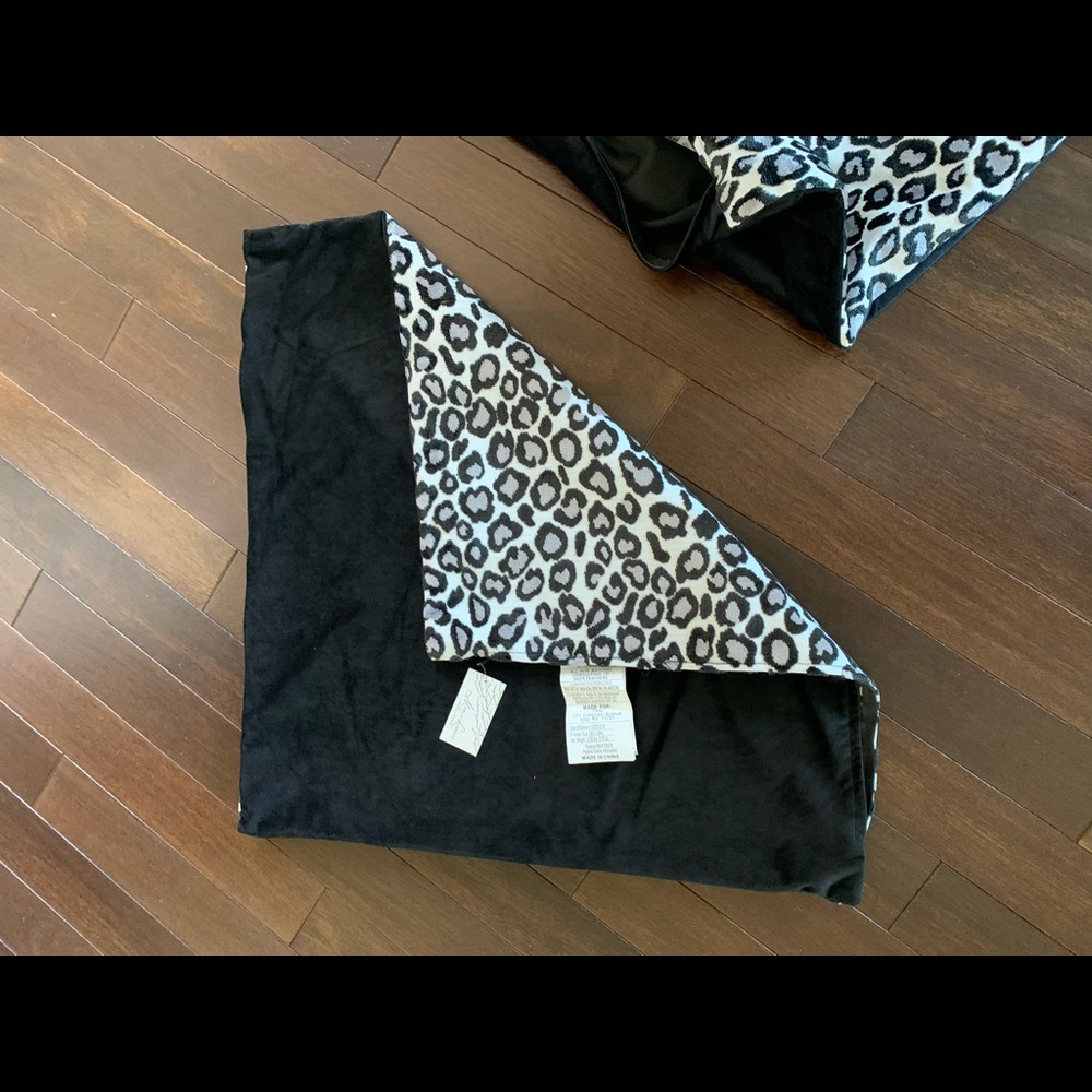 Pillow covers 2 black white grey leopard - Picture 9 of 11